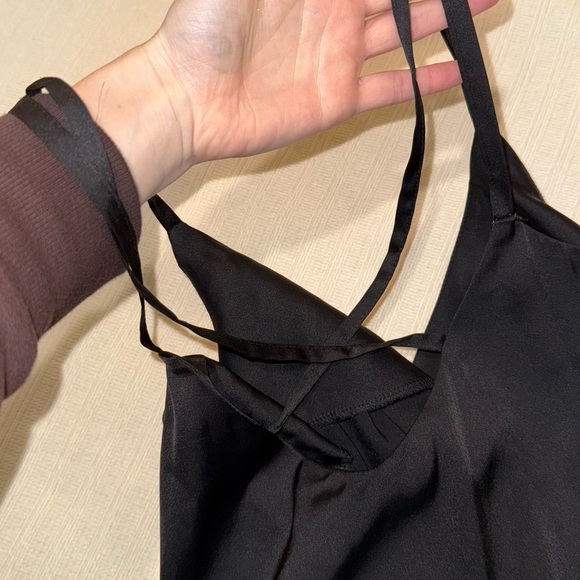 Elegant Black Midi Dress - Picture 3 of 7